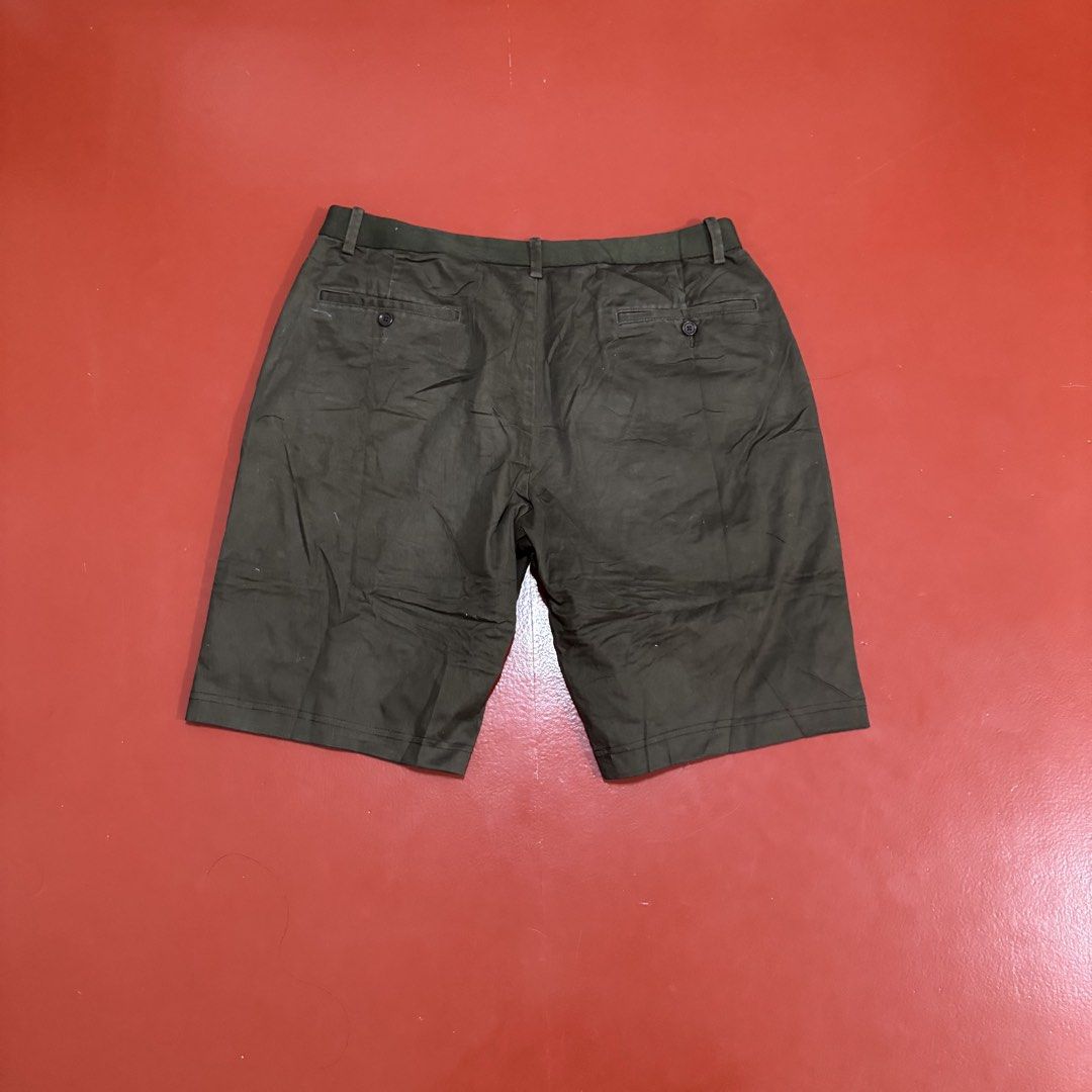 UNIQLO WALK SHORTS (Category: Shorts) located in Pasig City. Submitted by buzzthrifty (Listing ID 1469332546, Image 3). Description: SIZE 32-34WAIST 21"LENGTH 10.5" LEG HOLE EXCELLENT CONDITION .