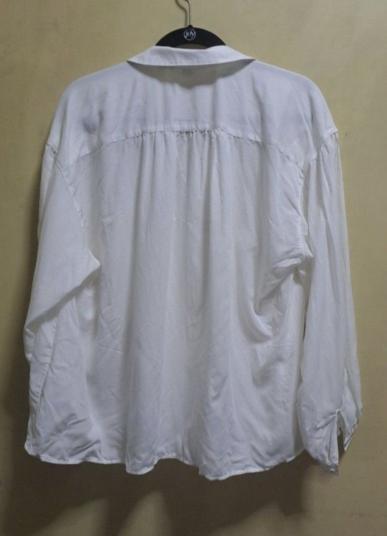 Uniqlo White Gathered Blouse (Category: Blouses) located in Manila. Submitted by thrifter_lifestyle (Listing ID 1469263321, Image 2). Description: Brand new, never worn. Material as indicated in tag. Selling way below retail :) rfs: no need for it now.