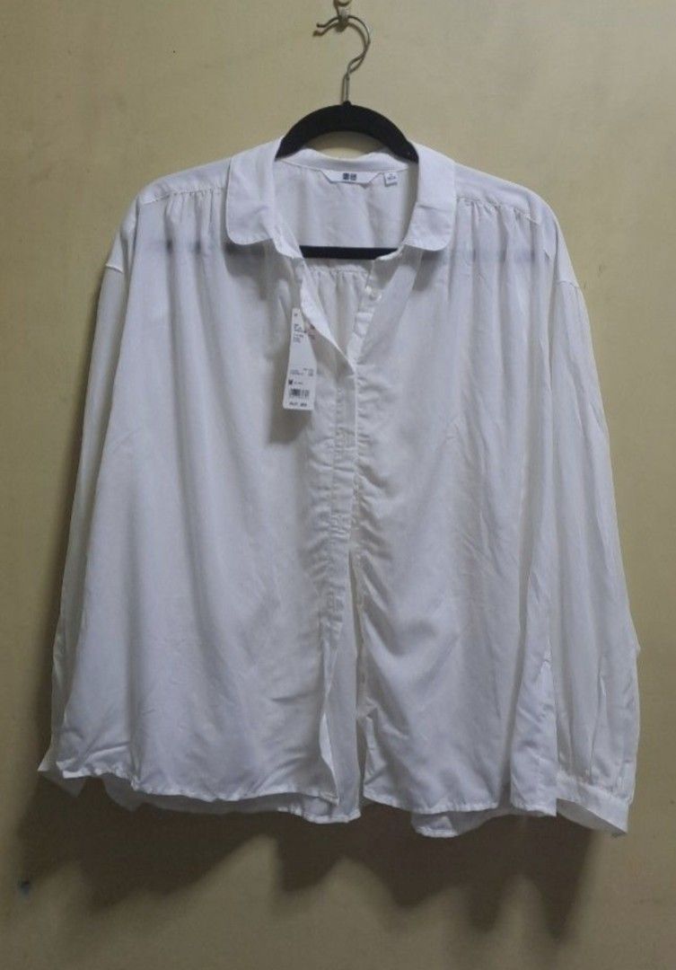 Uniqlo White Gathered Blouse (Category: Blouses) located in Manila. Submitted by thrifter_lifestyle (Listing ID 1469263321, Image 1). Description: Brand new, never worn. Material as indicated in tag. Selling way below retail :) rfs: no need for it now.