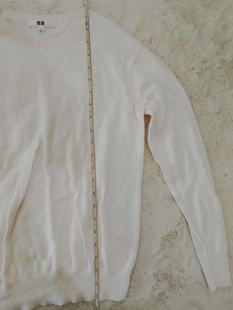 Uniqlo White Knit Sweater Size S (Category: Longsleeves) located in Manila. Submitted by istinbari05430 (Listing ID 1469190728, Image 3). Description: - Brand: Uniqlo - Item: Crew Neck Sweater - Color: Solid White - Size: Small (tag attached) - Material: Lightweight knit - Features: Long sleeves with ribbed cuffs and hem.
