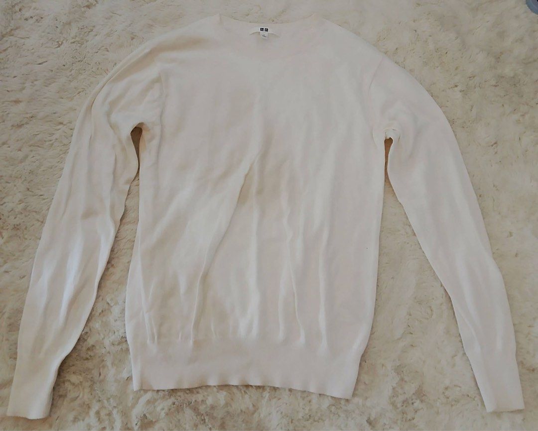 Uniqlo White Knit Sweater Size S (Category: Longsleeves) located in Manila. Submitted by istinbari05430 (Listing ID 1469190728, Image 1). Description: - Brand: Uniqlo - Item: Crew Neck Sweater - Color: Solid White - Size: Small (tag attached) - Material: Lightweight knit - Features: Long sleeves with ribbed cuffs and hem.