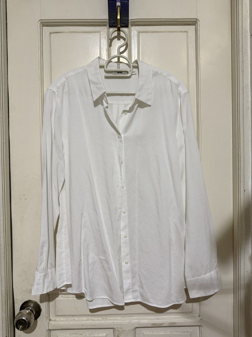 Uniqlo White Long Sleeves (Category: Longsleeves) located in Marikina City. Submitted by louvy.r (Listing ID 1469377217, Image 1). Description: .