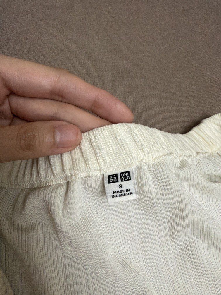 Uniqlo White Off Shoulder Top (Category: Blouses) located in Las Pinas. Submitted by thealyssacloset (Listing ID 1469217222, Image 3). Description: .