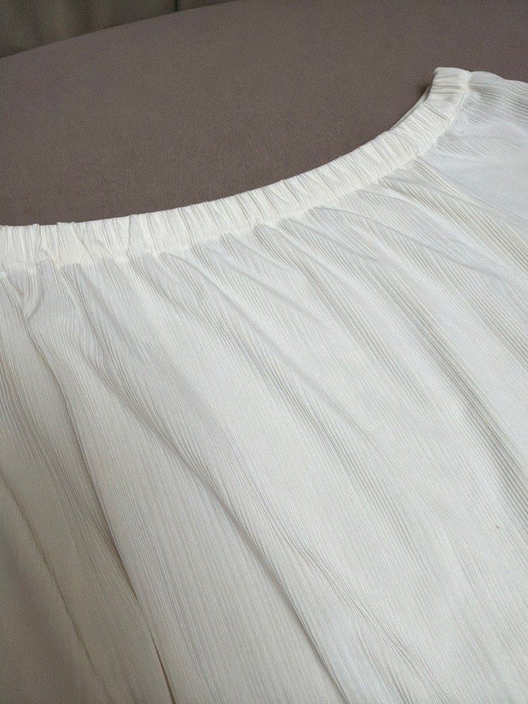 Uniqlo White Off Shoulder Top (Category: Blouses) located in Las Pinas. Submitted by thealyssacloset (Listing ID 1469217222, Image 2). Description: .