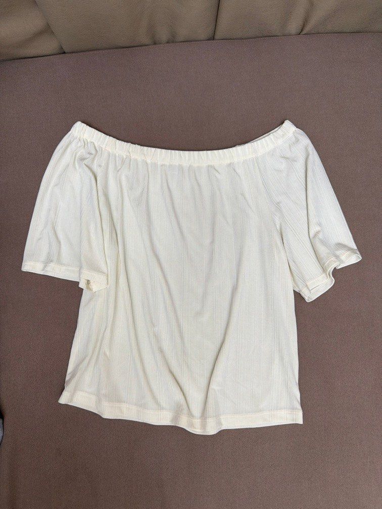 Uniqlo White Off Shoulder Top (Category: Blouses) located in Las Pinas. Submitted by thealyssacloset (Listing ID 1469217222, Image 1). Description: .