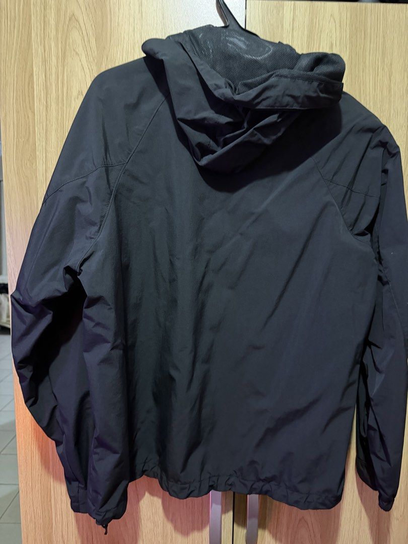 Uniqlo Windbreaker Medium Black (Category: Coats, Jackets and Outerwear) located in Taguig. Submitted by declutterprince2 (Listing ID 1469312589, Image 3). Description: Uniqlo Windbreaker Color Black Size Medium USED ONLY ONCE RFS: Decluttering.