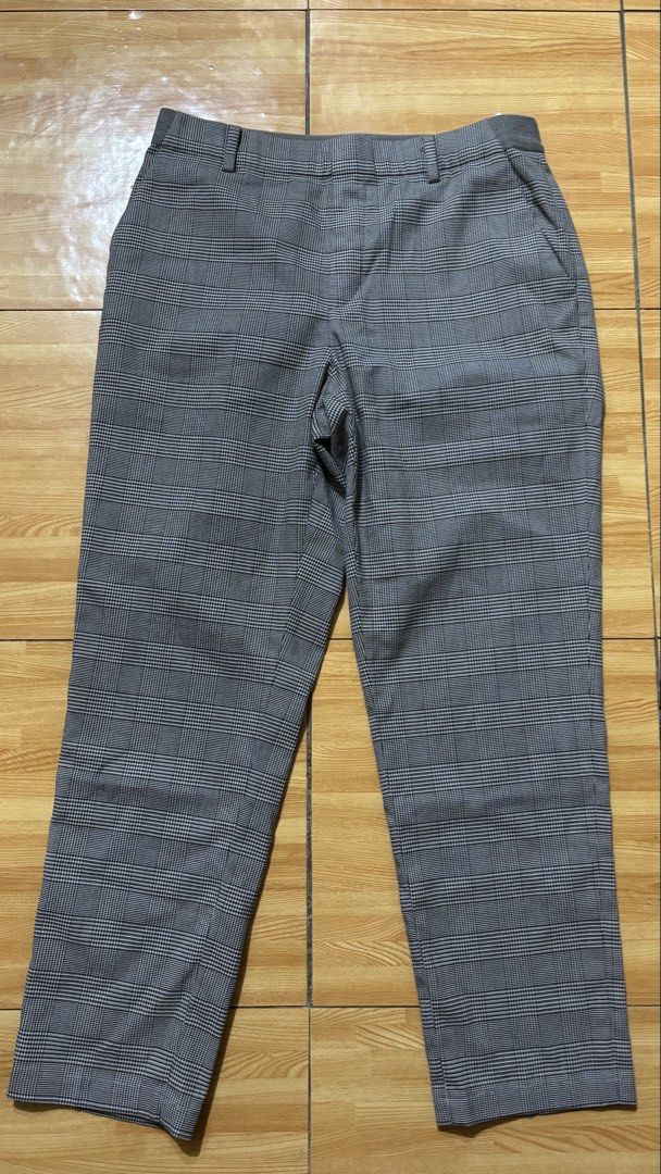 UNIQLO women's ezy ankle pants (Category: Other Bottoms) located in Binan City. Submitted by rdgerevilla (Listing ID 1469192085, Image 1). Description: UNIQLO women's ezy ankle pants ₱450 Medium on tag Like new No issue Location: binan.