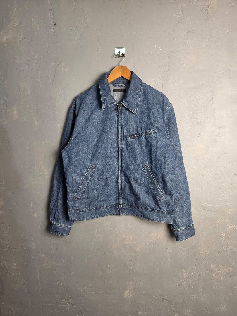 Uniqlo Zip Up Jacket (Denim) (Category: Coats, Jackets and Outerwear) located in Baguio. Submitted by labelleferroniere (Listing ID 1469163491, Image 1). Description: Size L Dimensions can be seen on photos Color Rate 9.5/10 Issue : n/a.