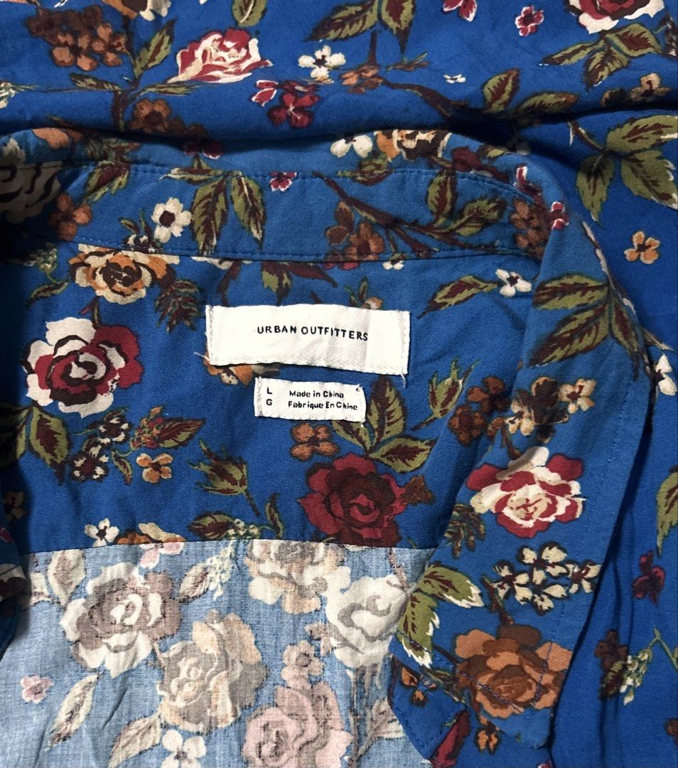 URBAN OUTFITTERS (Category: Tshirts & Polo Shirts ) located in Davao. Submitted by sart0ria85 (Listing ID 1469339423, Image 3). Description: Short sleeve button-dow, vibrant blue background with all-over floral rose print 100% RAYON MADE IN CHINA 🇨🇳 LARGE. Size 8 EXCELLENT CONDITION (96/100).