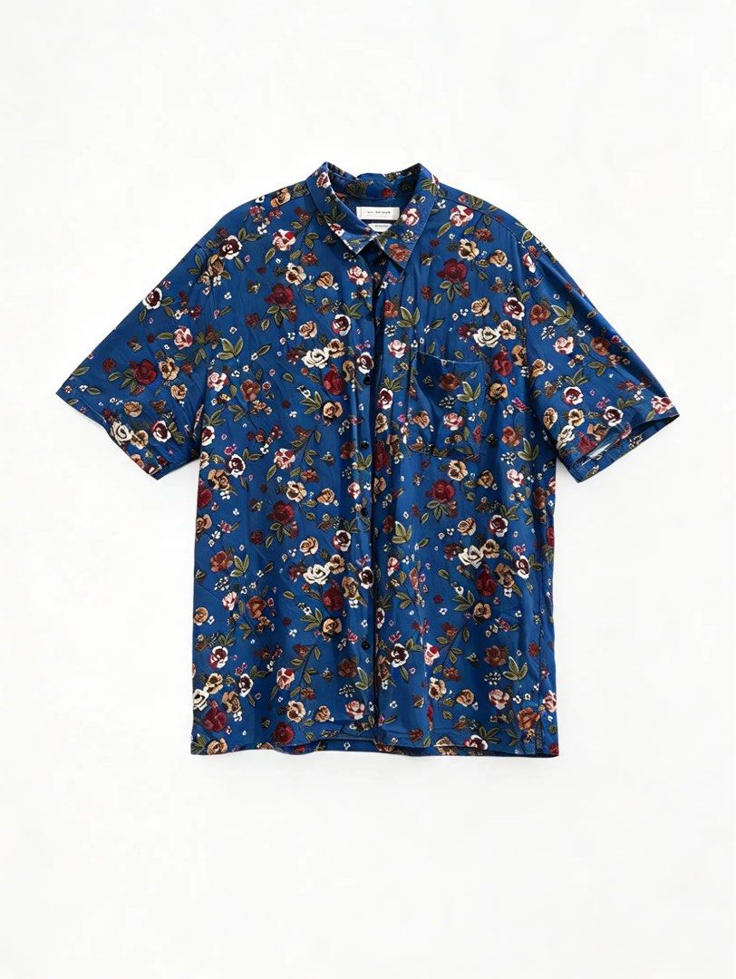 URBAN OUTFITTERS (Category: Tshirts & Polo Shirts ) located in Davao. Submitted by sart0ria85 (Listing ID 1469339423, Image 1). Description: Short sleeve button-dow, vibrant blue background with all-over floral rose print 100% RAYON MADE IN CHINA 🇨🇳 LARGE. Size 8 EXCELLENT CONDITION (96/100).