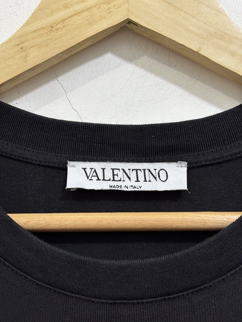Valentino tee (Category: Luxury Apparel) located in Taytay. Submitted by leanmark103093 (Listing ID 1469280836, Image 2). Description: V^L€NTlN0 Mens Gold print ss tee Medium on tag W20 L27 Excellent Condition No issue 📩📩📩📩.