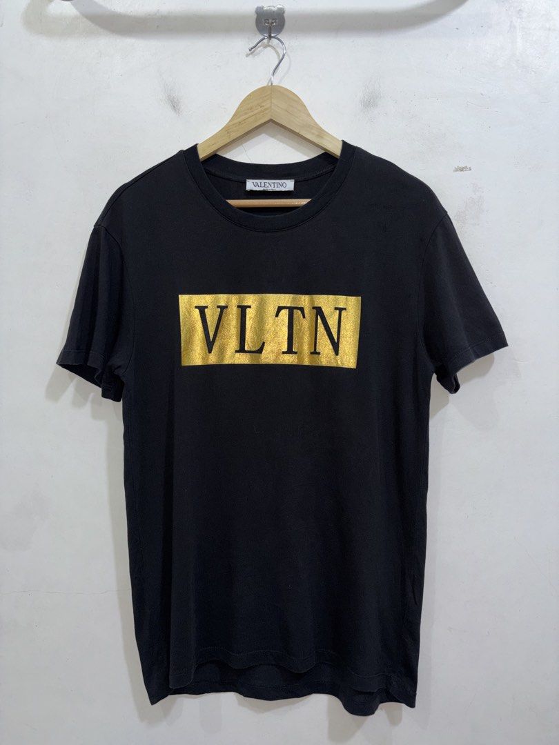 Valentino tee (Category: Luxury Apparel) located in Taytay. Submitted by leanmark103093 (Listing ID 1469280836, Image 1). Description: V^L€NTlN0 Mens Gold print ss tee Medium on tag W20 L27 Excellent Condition No issue 📩📩📩📩.