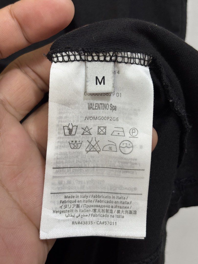 Valentino tee (Category: Luxury Apparel) located in Taytay. Submitted by leanmark103093 (Listing ID 1469280836, Image 3). Description: V^L€NTlN0 Mens Gold print ss tee Medium on tag W20 L27 Excellent Condition No issue 📩📩📩📩.