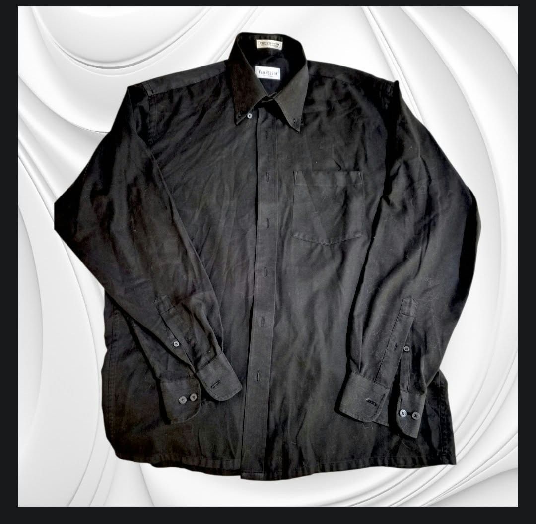 Van Heusen Black Long Sleeve Button-Down Shirt (Category: Formal Shirts) located in Paranaque City. Submitted by calm_youngstore7 (Listing ID 1469263750, Image 1). Description: LAST PIECE SALE! - Brand: Van Heusen - Color: Classic Black - Style: Long sleeve button-down shirt with traditional collar and button-down points - Details: Single left chest pocket and buttoned cuffs - Measurements: 25 inches across the chest, 29.5 inches in length - Cond