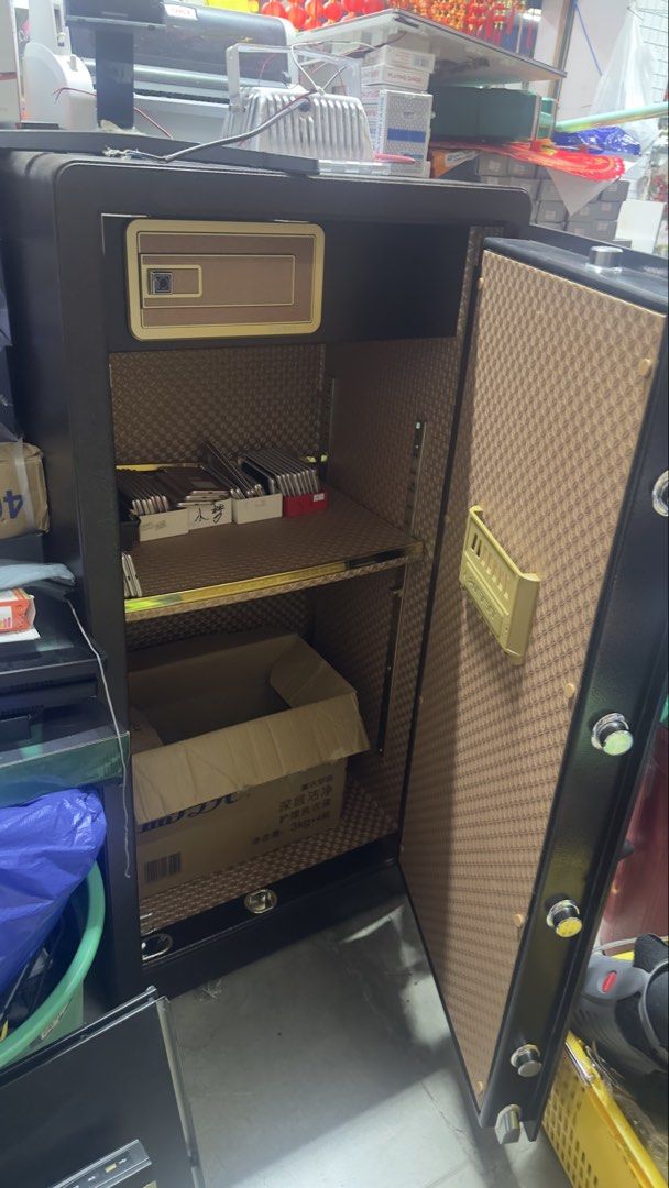 Vault (Category: Safe) located in Manila. Submitted by ivyfv04 (Listing ID 1469332527, Image 3). Description: Vault Heavy 250 kg estimate 120x60x56 cm With key and password.