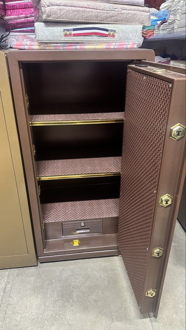 Vault (Category: Safe) located in Manila. Submitted by ivyfv04 (Listing ID 1469332751, Image 3). Description: Vault 120x60x56cm With key and password 120 kg estimate .