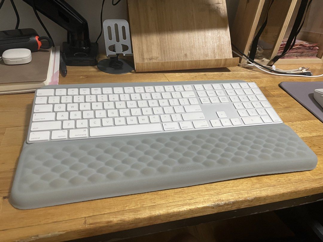 Vaydeer Ergonomic Keyboard Riser - Gray (Category: Other Accessories) located in Quezon City. Submitted by ascerina (Listing ID 1469300837, Image 2). Description: - Brand: Vaydeer - Type: Ergonomic Keyboard Riser with integrated Wrist Support Pad - Color: Gray - Features: Textured wrist rest for comfort during long typing or gaming sessions, raised angle design for better ergonomics - Condition: Good, well-maintained - Perfect for: WFH setups, of