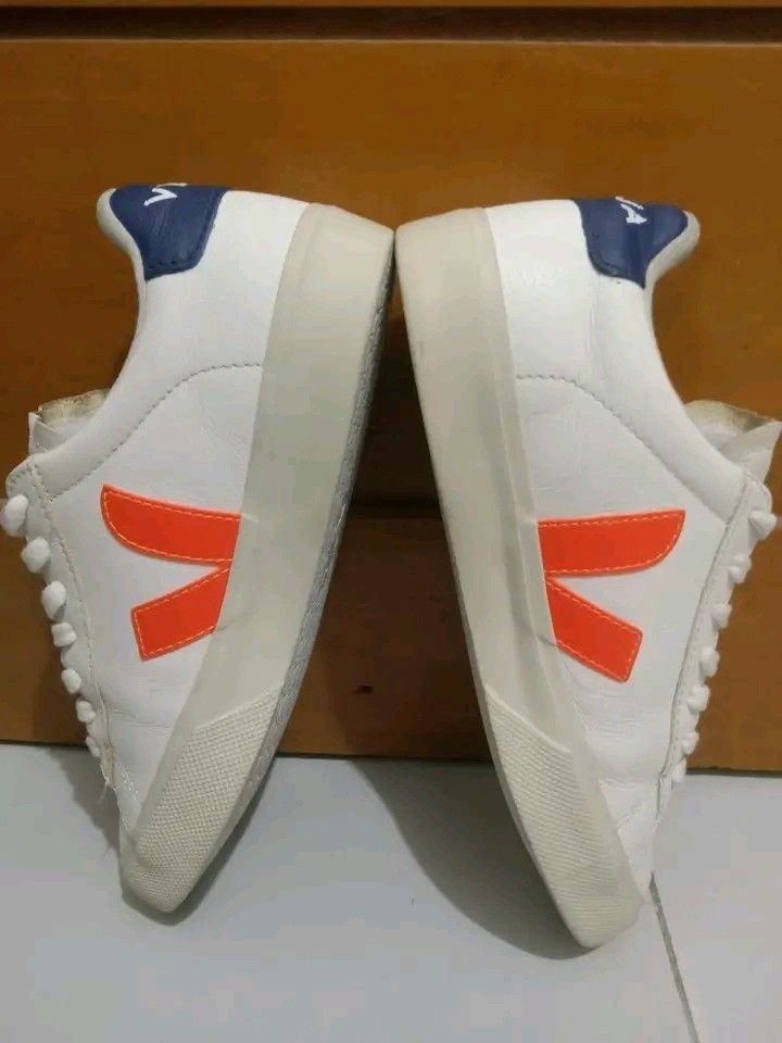 Veja Campo leather white orange sneakers (Category: Sneakers) located in Koronadal. Submitted by joeannmahi28609 (Listing ID 1469327645, Image 3). Description: veja Campo leather white orange sneakers made in Brazilsize eur 38 for women only coded in excellent condition ukay source sino bet nito ganda ni veja mine nyo na.