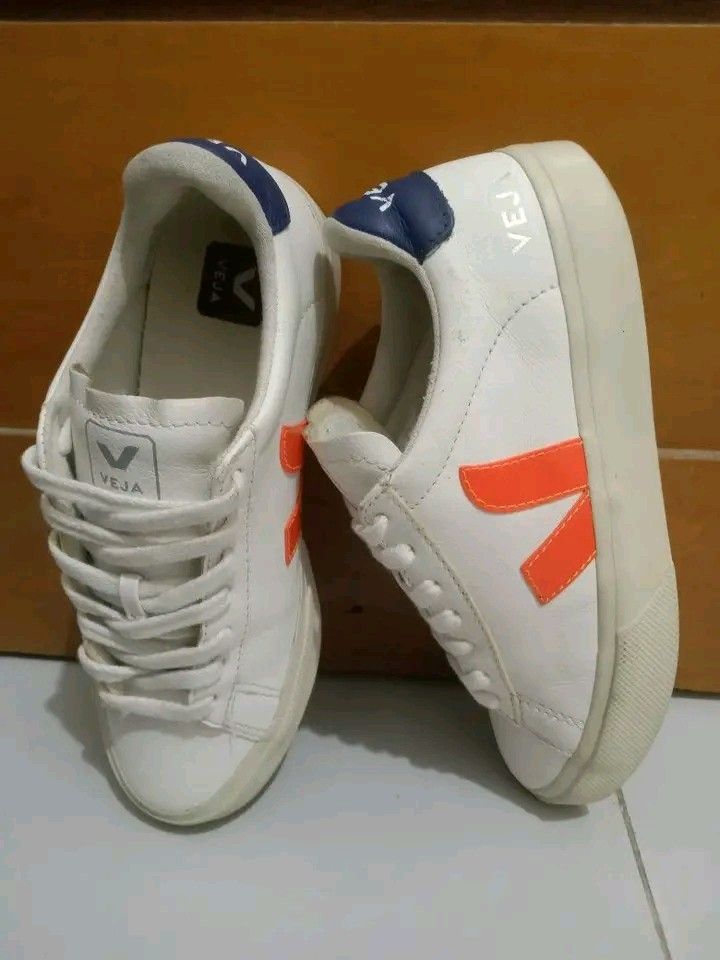 Veja Campo leather white orange sneakers (Category: Sneakers) located in Koronadal. Submitted by joeannmahi28609 (Listing ID 1469327645, Image 2). Description: veja Campo leather white orange sneakers made in Brazilsize eur 38 for women only coded in excellent condition ukay source sino bet nito ganda ni veja mine nyo na.
