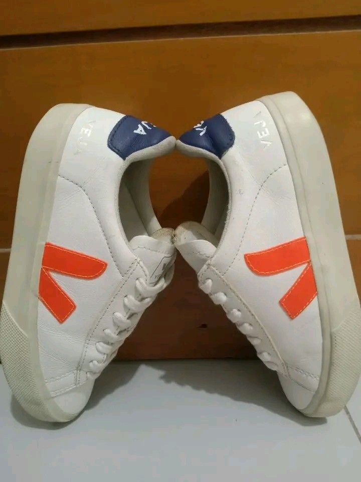 Veja Campo leather white orange sneakers (Category: Sneakers) located in Koronadal. Submitted by joeannmahi28609 (Listing ID 1469327645, Image 1). Description: veja Campo leather white orange sneakers made in Brazilsize eur 38 for women only coded in excellent condition ukay source sino bet nito ganda ni veja mine nyo na.