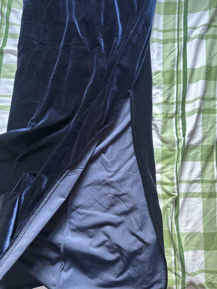 Velvet long evening dress (Category: Evening dresses & gowns) located in Pasig City. Submitted by kaelsy (Listing ID 1469238915, Image 2). Description: Velour fabric With slit at the side Working zipper at the back Complete crystals/ stones Tube dress.