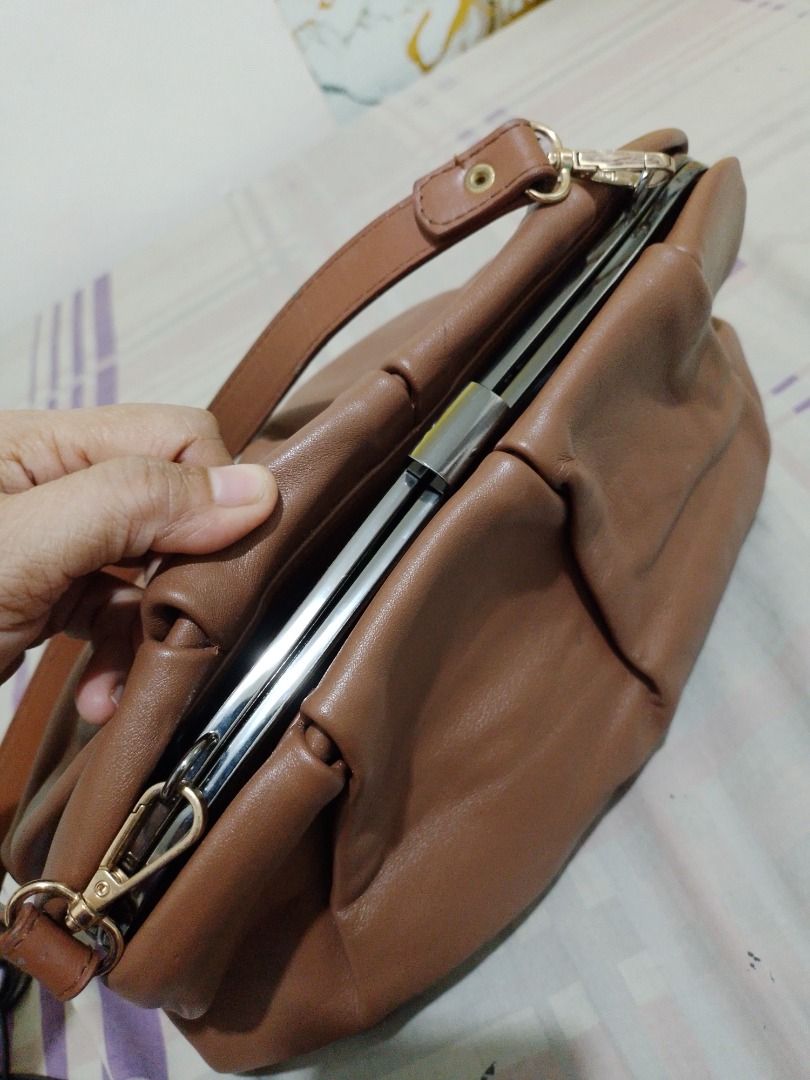 Vera Wang Clutch Handbag with Strap (Category: Clutches) located in Imus. Submitted by bestfinds_yeth0724 (Listing ID 1469381715, Image 3). Description: Like new pero walang sling, provided lng ang short sling MOP gcash Location Imus.