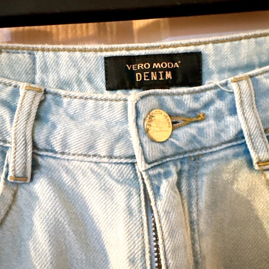 Vero Moda Carpenter Jeans (Category: Jeans) located in Manila. Submitted by withlovesam (Listing ID 1469279750, Image 2). Description: waist 25-26 so pretty!!.
