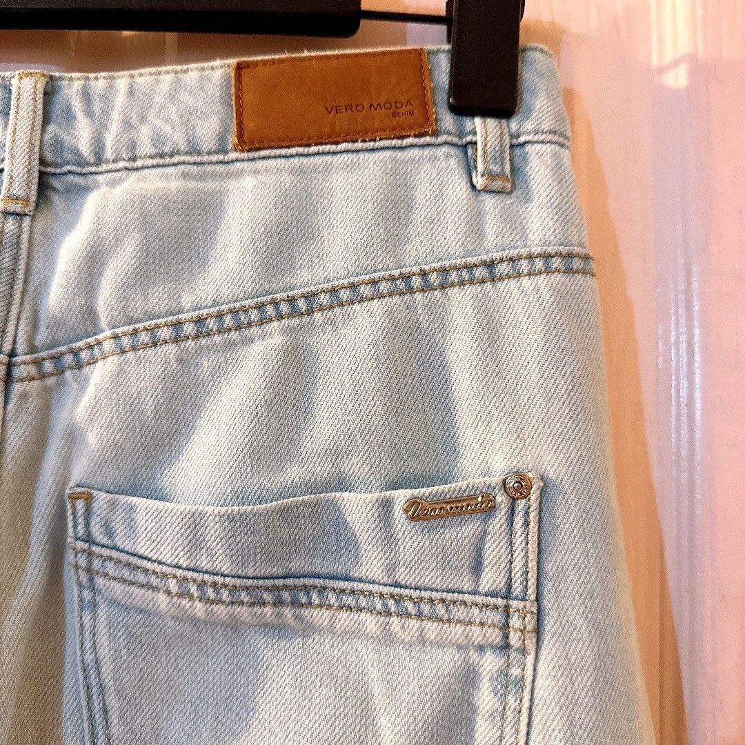 Vero Moda Carpenter Jeans (Category: Jeans) located in Manila. Submitted by withlovesam (Listing ID 1469279750, Image 3). Description: waist 25-26 so pretty!!.
