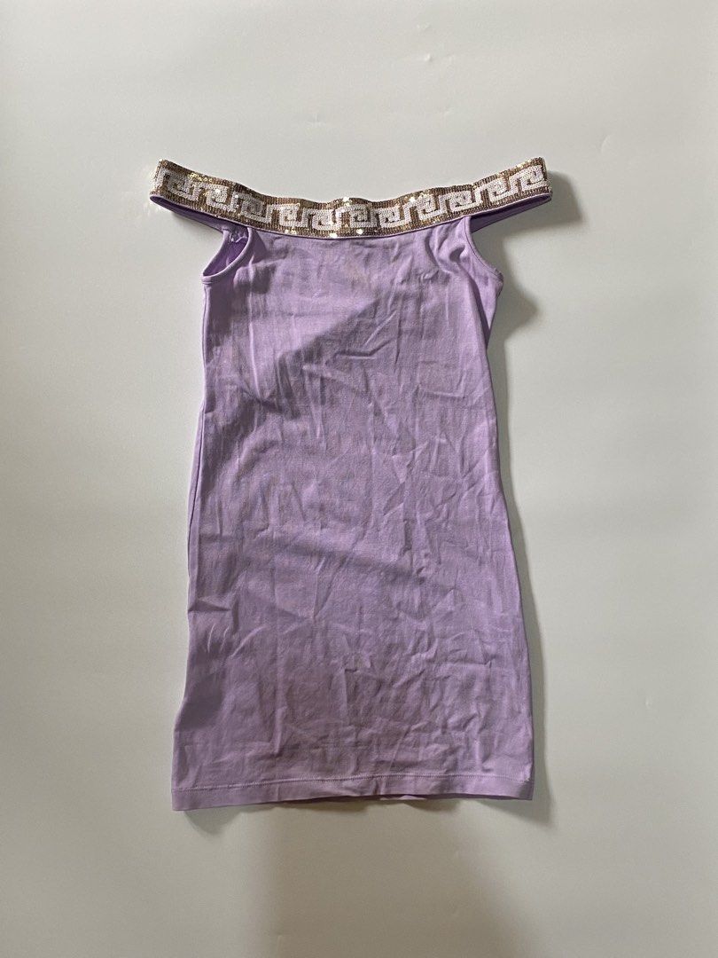 Versace Young Off Shoulder (Category: Sleeveless) located in Makati City. Submitted by la_femme_by_bncks (Listing ID 1469275020, Image 2). Description: Length 22 Width 12 Measured it by inches Issue: N/A This is a pre-loved/thrifted items and may show minor signs of issue due to its vintage nature. Kindly manage expectations. No refunds or exchanges will be accepted. 📍Pasay City DM for inquiries..