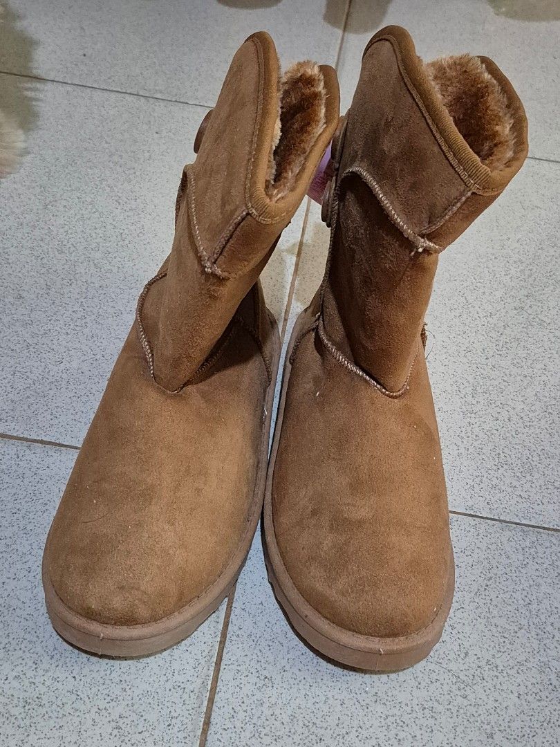 Via Pinky Coco Boots (Category: Boots) located in Quezon City. Submitted by bgamanth (Listing ID 1469199120, Image 1). Description: DETAILS - Brand: Via Pinky - Style Name: 7COCO-82 - Color: Camel - Size: 9 - Condition: Brand new with original tag attached - Features: Soft faux fur inner lining RFS: Not my style - Tried once or twice, the product already has creases from storage (not use) - - Shipped from Canada - Price is negotiable for sure buy