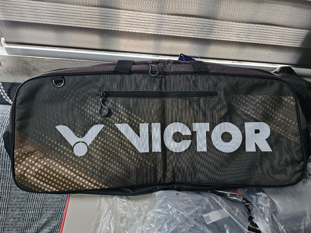 VICTOR AG-650 Pinecone/Steel Gray Rectangular Bag (Category: Other Sports Equipment and Supplies) located in San Mateo. Submitted by reyshel08 (Listing ID 1469247128, Image 2). Description: - Brand: VICTOR (Model AG-650) - Color: Pinecone and Steel Gray - Condition: Brand new with original store tags - Material: 100% durable polyester - Dimensions: 72cm x 20cm x 30cm - Features: Secure zippered pockets and sturdy carry handles.