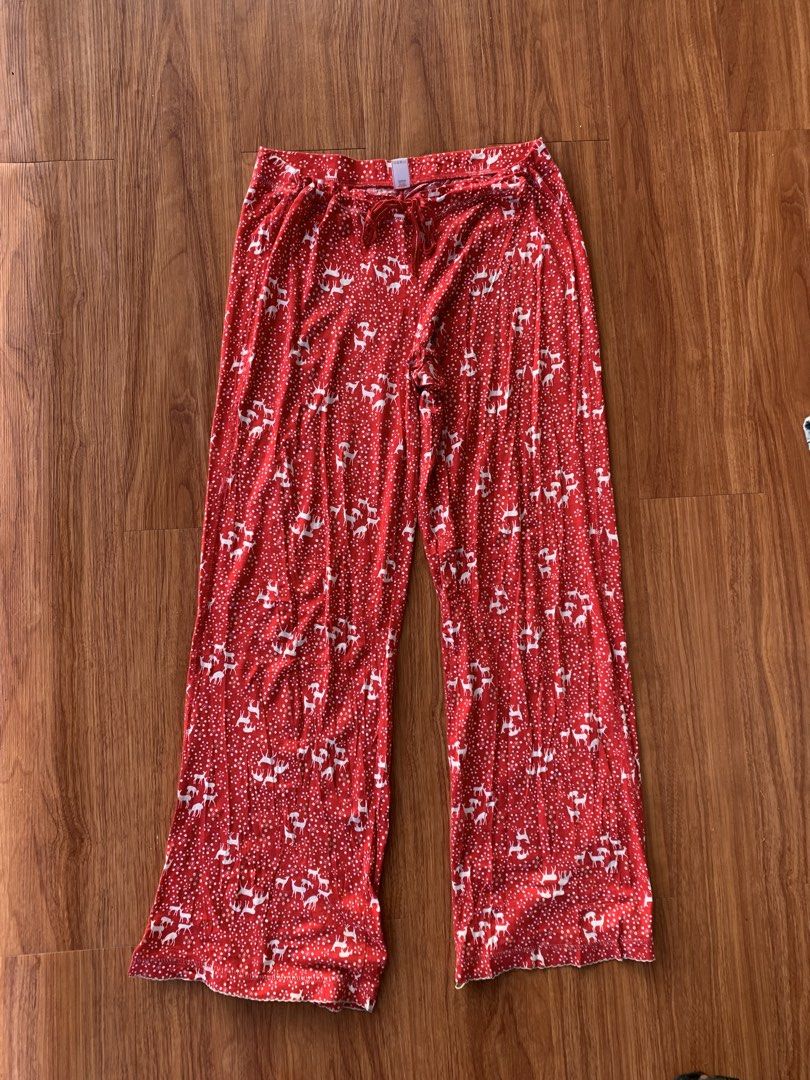 Victoria’s Secret Pajama (Category: Other Bottoms) located in Cebu City. Submitted by hiddenlabel (Listing ID 1469382475, Image 1). Description: VS PAJAMA -MED-LARGE -very comfy to wear perfect for this Christmas🦌🎄.