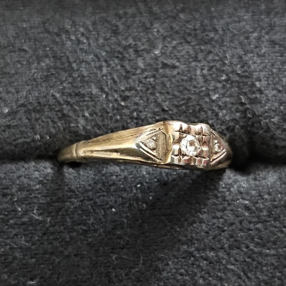 Vintage 14k solid diamond Ring size 6.5 (Category: Rings) located in Dumaguete. Submitted by kathgoldvintagepreowned (Listing ID 1469195074, Image 2). Description: Item is in good condition. Some wear m. Scratches maybe visible. Could use cleaning. Natural stones exact ct unknown. Measurements in pictures. Size 6.5.