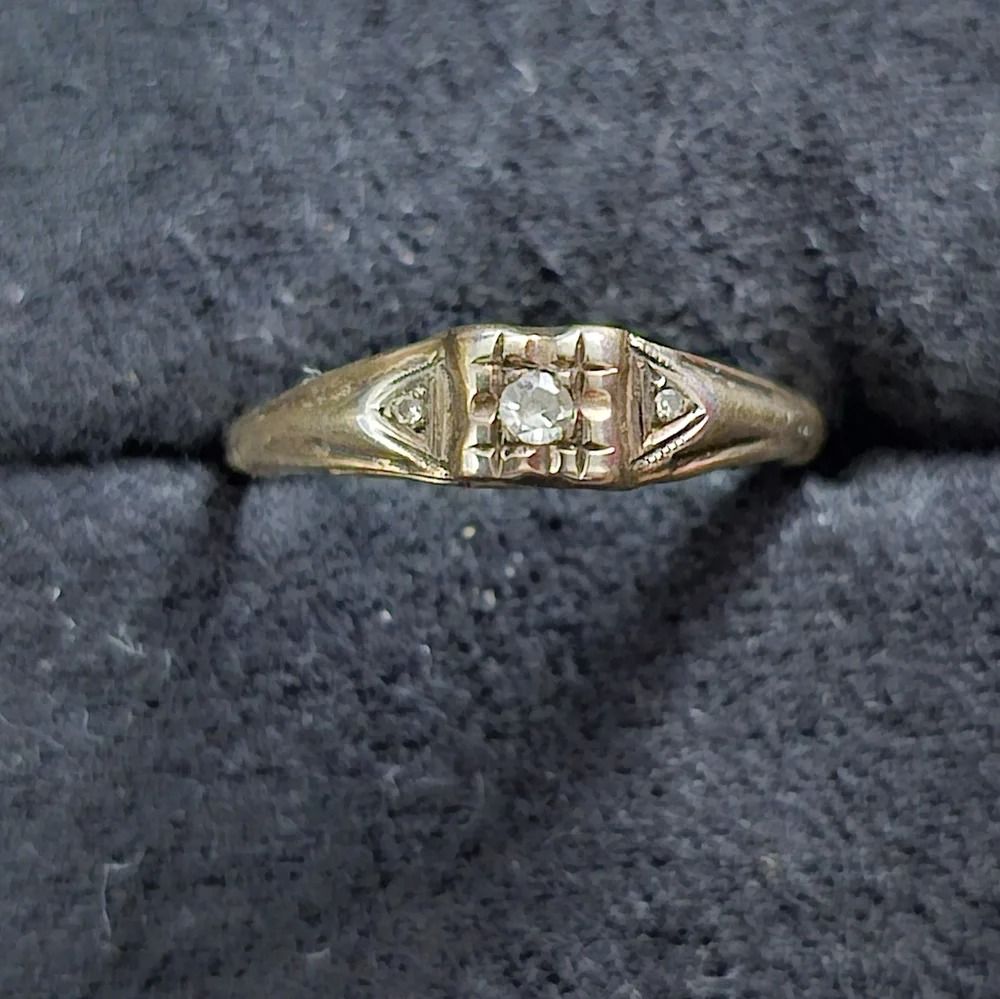Vintage 14k solid diamond Ring size 6.5 (Category: Rings) located in Dumaguete. Submitted by kathgoldvintagepreowned (Listing ID 1469195074, Image 1). Description: Item is in good condition. Some wear m. Scratches maybe visible. Could use cleaning. Natural stones exact ct unknown. Measurements in pictures. Size 6.5.