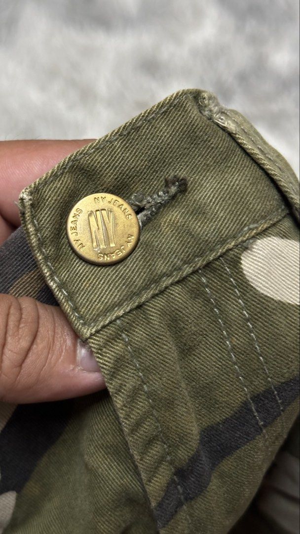 Vintage B*ffalo David Bitton Camouflage Pants (Category: Jeans) located in Manila. Submitted by paulovenegaskalakal2020 (Listing ID 1469257268, Image 3). Description: For sale! Kalakal Vintage b*ffalo david bitton camouflage denim pants Size- 32 Length- 36.5 inches Thigh- 13.5 inches Knee- 9.5 inches Leg opening- 9 incges Discoloration Sign of usage Good MINE 1,499 +sf.
