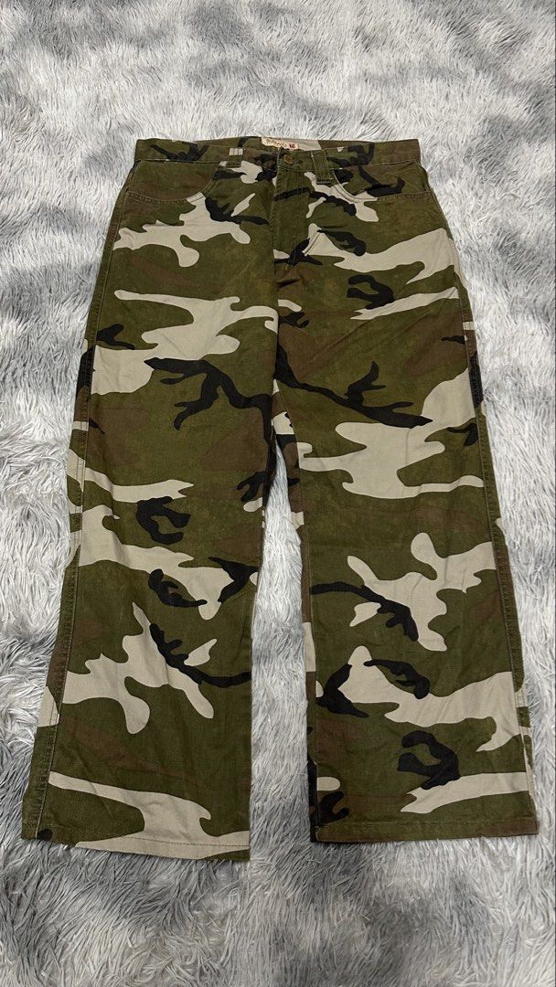 Vintage B*ffalo David Bitton Camouflage Pants (Category: Jeans) located in Manila. Submitted by paulovenegaskalakal2020 (Listing ID 1469257268, Image 2). Description: For sale! Kalakal Vintage b*ffalo david bitton camouflage denim pants Size- 32 Length- 36.5 inches Thigh- 13.5 inches Knee- 9.5 inches Leg opening- 9 incges Discoloration Sign of usage Good MINE 1,499 +sf.