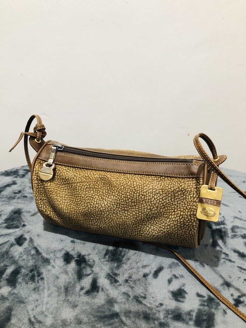 VINTAGE BORBONESE BY REDWALL BARELL CROSSBODY (Category: Cross-body Bags) located in Imus. Submitted by dhouseoftotes (Listing ID 1469217464, Image 2). Description: 📐 MEASUREMENTS‼️ H - 4.5 inches W - 10 inches •FROM JAPAN •OTHER THAN SIGNS OF USAGE, SEE LAST PIC FOR ITS ONLY MAJOR ISSUE. DISCLAIMER!! I am not affiliated, associated, authorised, endorsed by, or in any way officially connected with any of the brands, companies, or trademarks ment