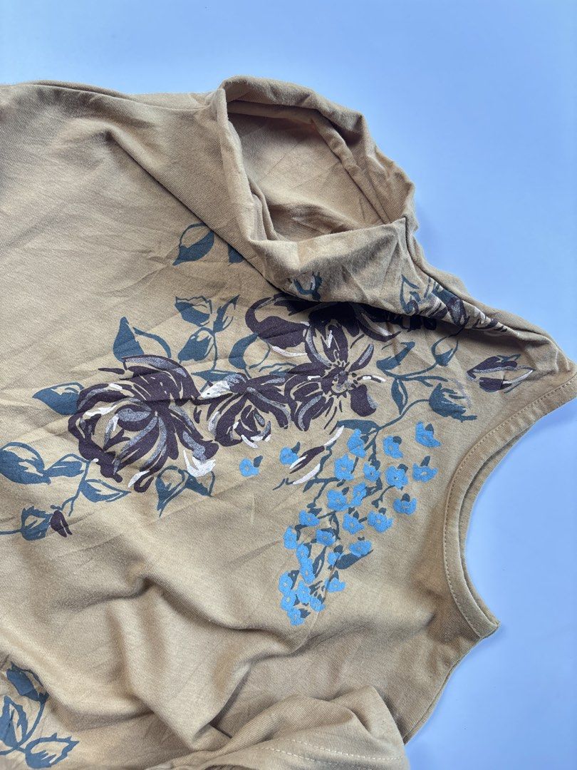 Vintage brown floral turtle neck top (Category: Others Tops) located in San Enrique. Submitted by getsthrift (Listing ID 1469269164, Image 2). Description: no issue s-m.