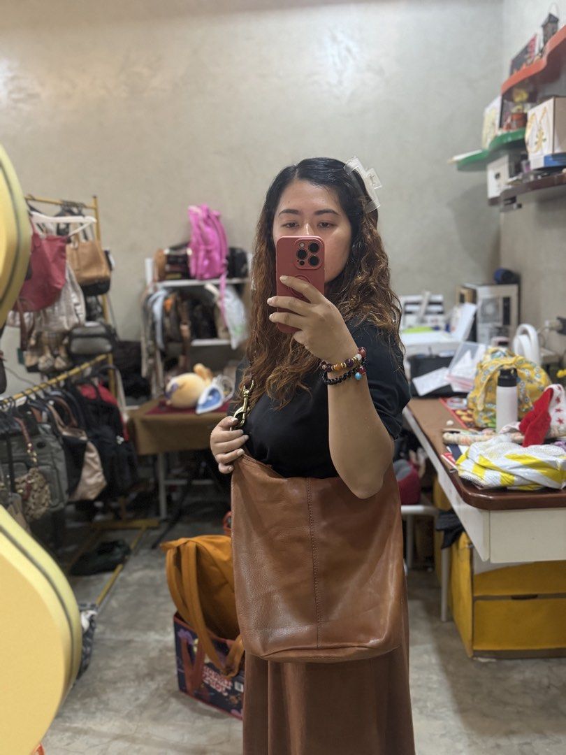 Vintage Coach Saddle (Category: Luxury Bags & Wallets) located in Cagayan de Oro. Submitted by KoaApparelAtbp. (Listing ID 1469292692, Image 3). Description: Coach Vintage Duffle Sac, has some watermarks, not heavy leather. Perfect for farm use or daily use.