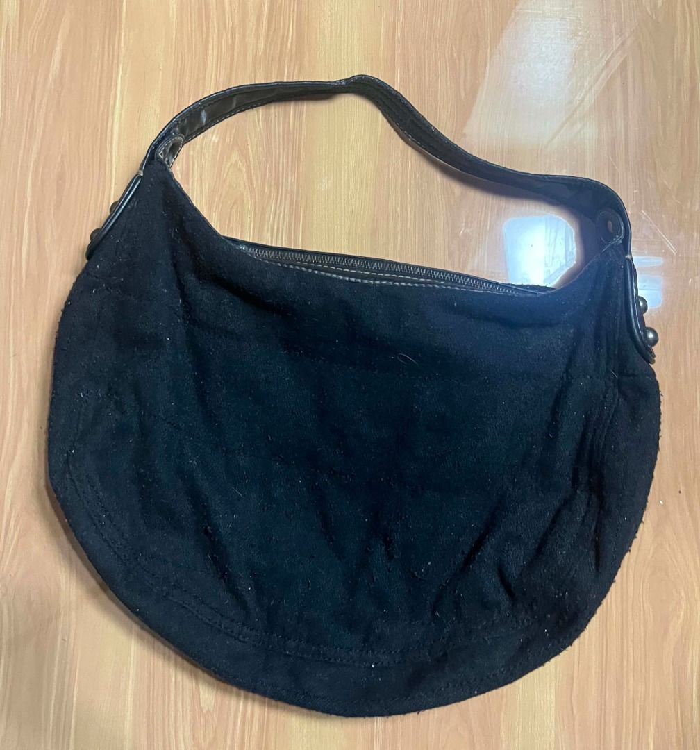 Vintage Gap Black Shoulder Hobo Bag (Category: Shoulder Bags) located in Manila. Submitted by senggggg. (Listing ID 1469189126, Image 2). Description: good as new condition working zip no hidden issue .