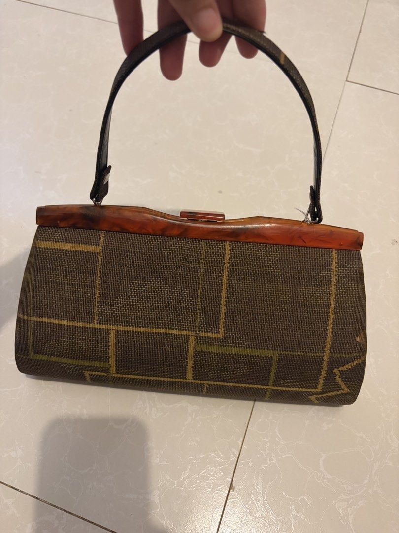 Vintage geometric pattern frame handbag (Category: Purses & Pouches) located in Las Pinas. Submitted by bibliomomma (Listing ID 1469241419, Image 2). Description: Chic vintage style kiss lock handbag featuring a brown geometric woven exterior and a striking faux tortoiseshell top frame. Opens up to a dark-lined interior with a zip compartment for securely organizing smaller essentials. Compact and structured with a single top handle, perfect for 