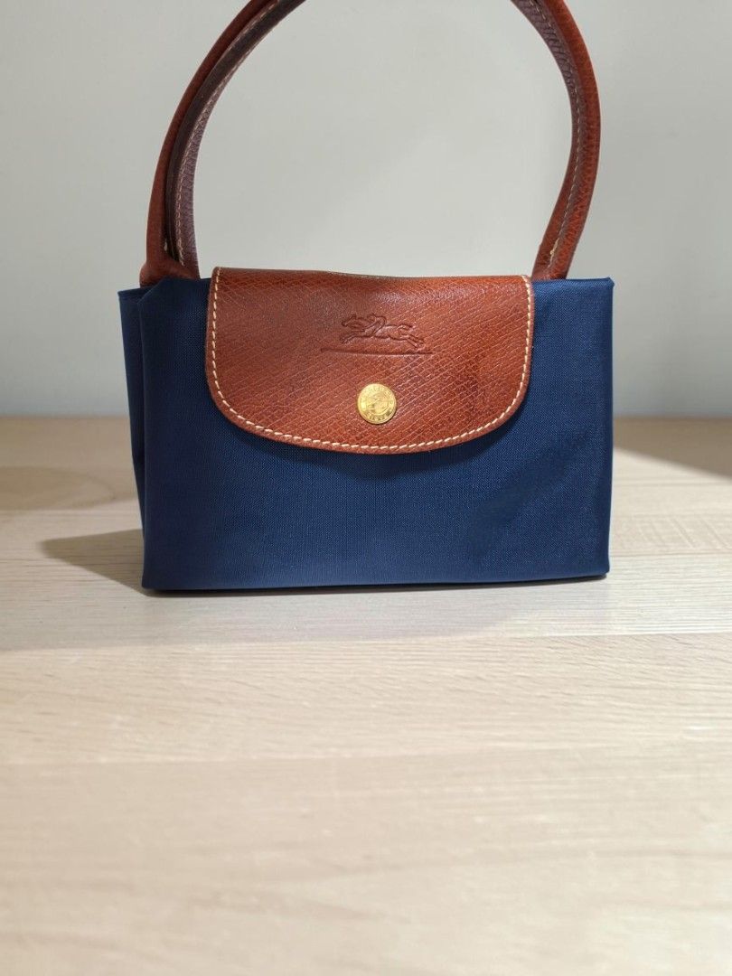 VINTAGE LONG CHAMP LE PLIAGE DOCUMENT BAG (Category: Tote Bags) located in Las Pinas. Submitted by annachiaonair2037 (Listing ID 1469274357, Image 2). Description: VINTAGE LONG CHAMP LE PLIAGE DOCUMENT BAG FROM JAPAN ORIG PO VINTAGE PIECE NO TAG SA LOOB H 18" L 15" W 4.5" Disclaimer: I am not affiliated with, associated with, or authorized by any of the brands featured posted. Any mention of brand names, trademarks, or logos is solely for identif