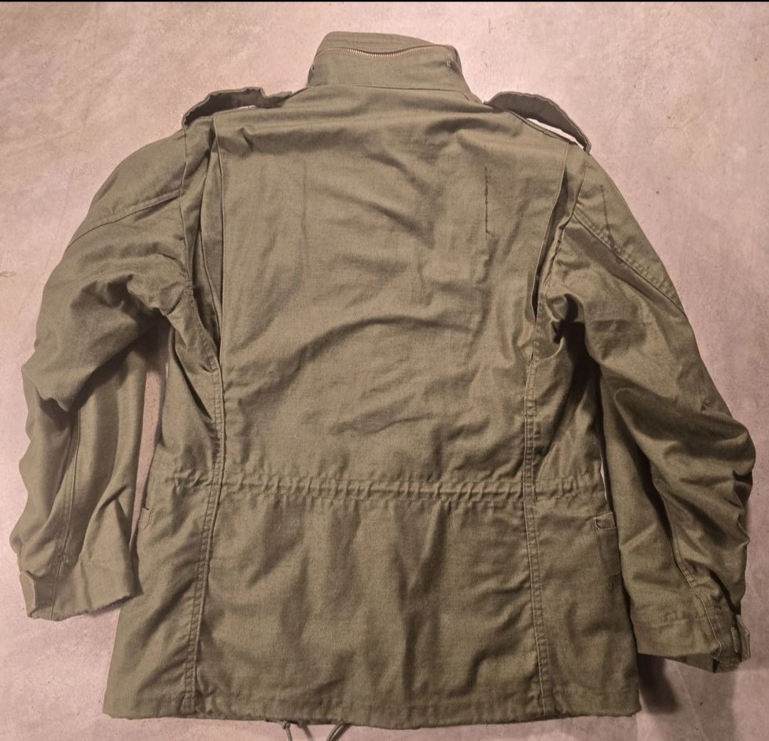 Vintage M65 US Military Field Jacket Small Regular (Category: Coats, Jackets and Outerwear) located in Manila. Submitted by alcollek (Listing ID 1469380412, Image 2). Description: - Color: Classic olive green - Material: Heavy-duty cotton blend fabric - Design: Stand collar with zipper detail and shoulder epaulets - Storage: Four front cargo pockets with secure flap closures - Fit: Adjustable drawstrings at the waist and hem for a customized fit 