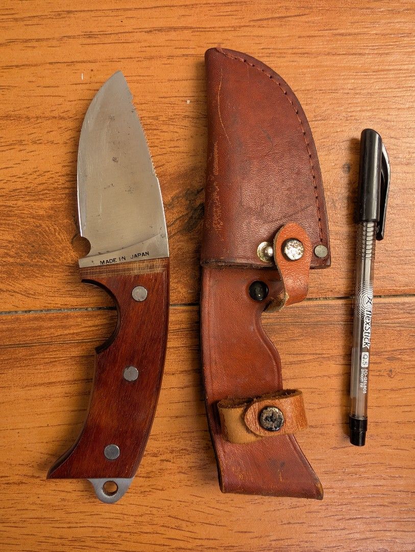 Vintage Mixed Knives (1.5k each) (Category: Knives & Chopping Boards) located in Naga. Submitted by kenshin78 (Listing ID 1469318227, Image 3). Description: - Set of 3 vintage hunting knives - 1.5k each .