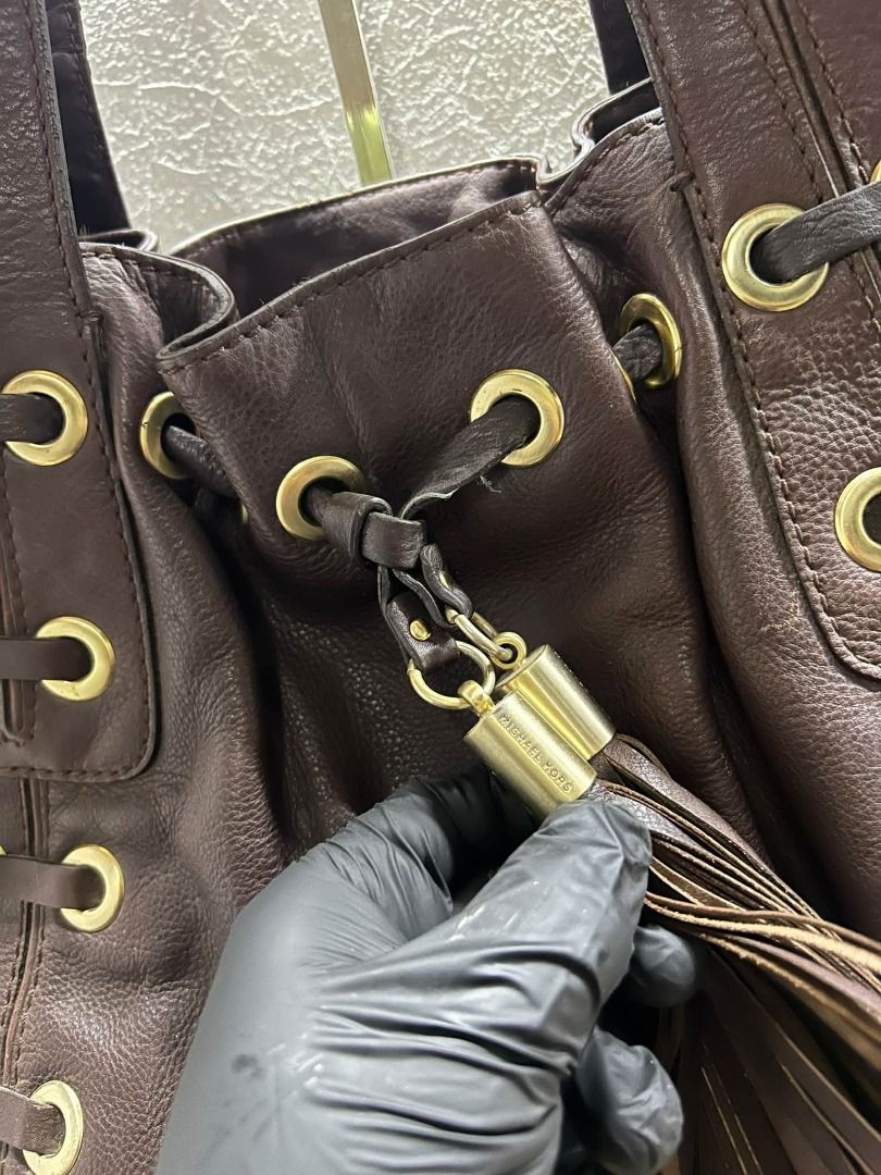 VINTAGE MK LEATHER HEARTSTRING SHOULDER BAG (Category: Shoulder Bags) located in Caloocan City. Submitted by j3ngsanity (Listing ID 1469317150, Image 2). Description: ISSUE : LEATHER SCRATCH / NEED CLEANING .