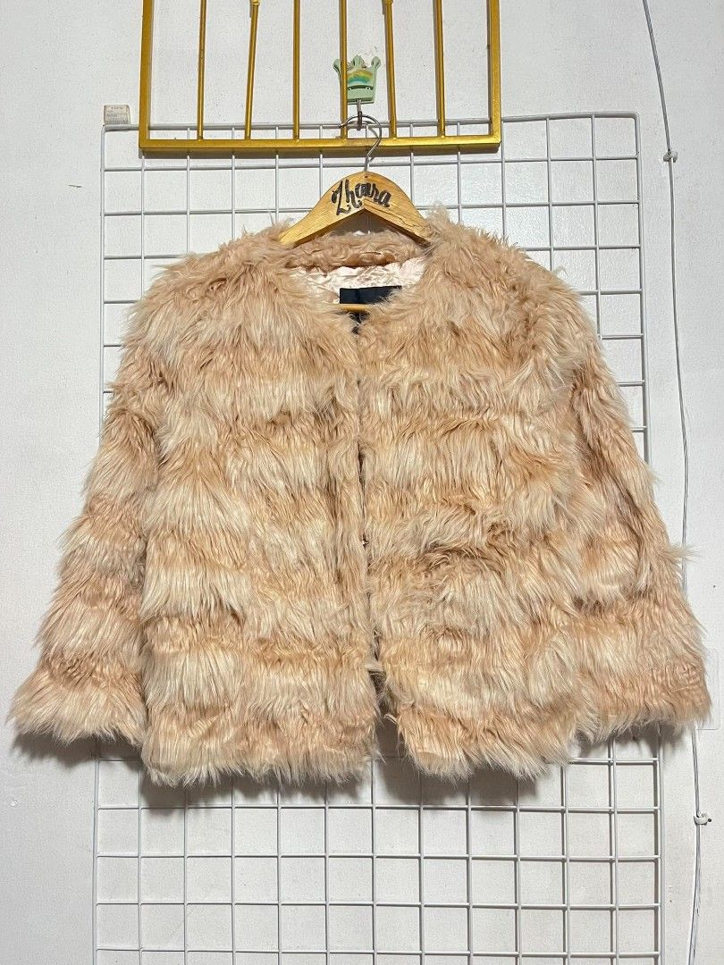 VINTAGE MOSSIMO FAUX FUR JACKET (Category: Coats, Jackets and Outerwear) located in Pagsanjan. Submitted by thriftyclothes33 (Listing ID 1469305117, Image 2). Description: 🔥 VINTAGE MOSSIMO FAUX FUR JACKET 🩷🧥 ✨ Blush pink / peach color ✨ Plush, textured tiered shag design ✨ Cropped, stylish silhouette ✨ Three-quarter sleeves ✨ Hook-and-eye front closures ✨ Smooth satin inner lining 🏷️ Medium on tag (fits S) 📏 Width 19" • Length 20" 👗 Fit: C