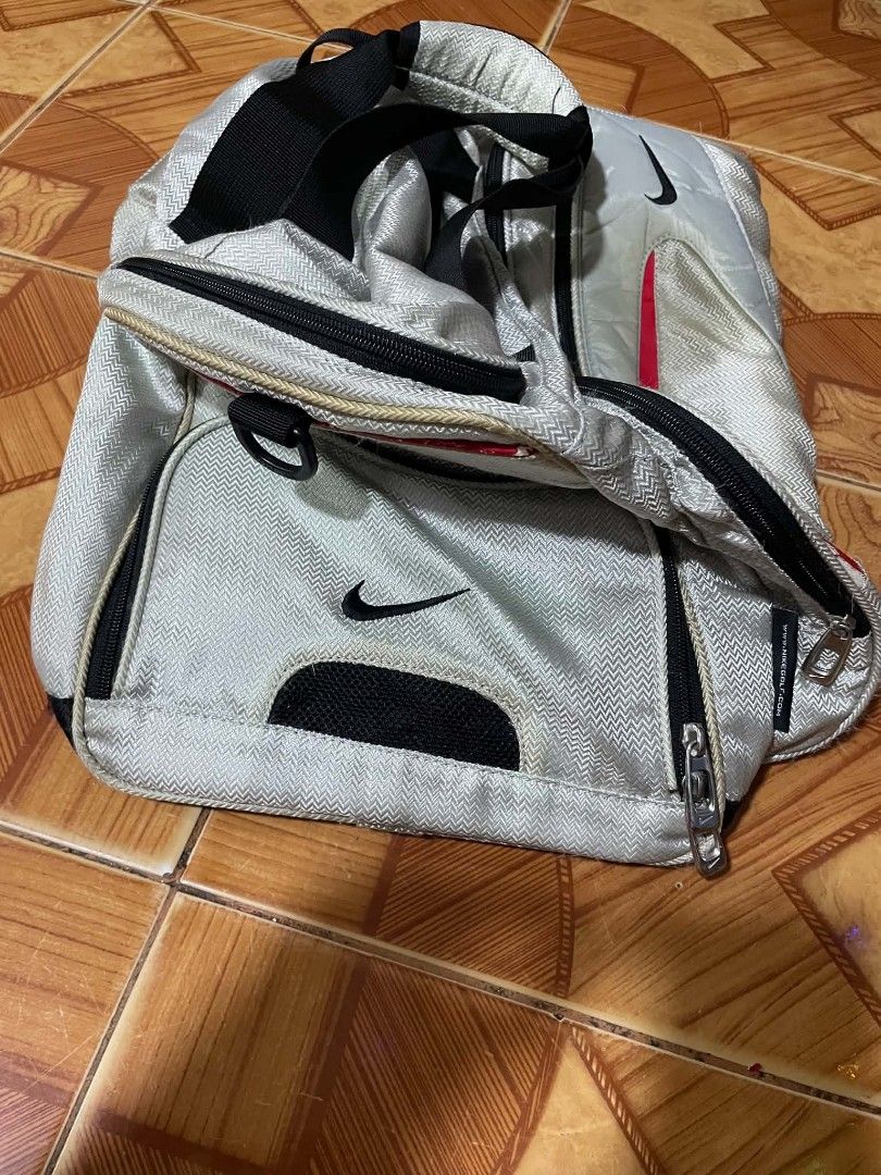 VINTAGE NIKE GOLF DUFFEL BAG (Category: Belt bags, Clutches and Pouches) located in Malabon City. Submitted by arc___wear (Listing ID 1469286325, Image 2). Description: VINTAGE NIKE GOLF DUFFEL BAG - GOOD CONDITION - ISSUE CRACK PRINT - COMPLETE TAGS - AUTHENTIC/LEGIT!.