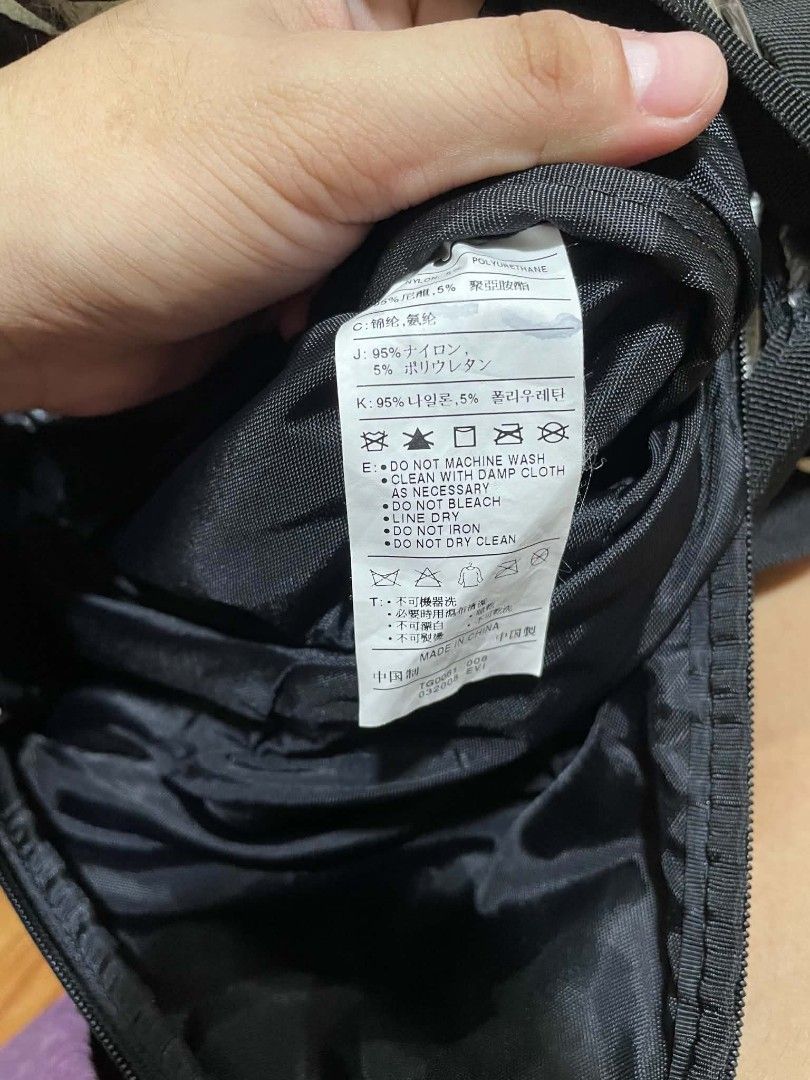 VINTAGE NIKE GOLF DUFFEL BAG (Category: Belt bags, Clutches and Pouches) located in Malabon City. Submitted by arc___wear (Listing ID 1469286325, Image 3). Description: VINTAGE NIKE GOLF DUFFEL BAG - GOOD CONDITION - ISSUE CRACK PRINT - COMPLETE TAGS - AUTHENTIC/LEGIT!.