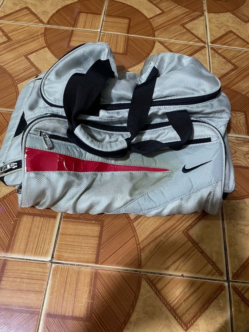 VINTAGE NIKE GOLF DUFFEL BAG (Category: Belt bags, Clutches and Pouches) located in Malabon City. Submitted by arc___wear (Listing ID 1469286325, Image 1). Description: VINTAGE NIKE GOLF DUFFEL BAG - GOOD CONDITION - ISSUE CRACK PRINT - COMPLETE TAGS - AUTHENTIC/LEGIT!.