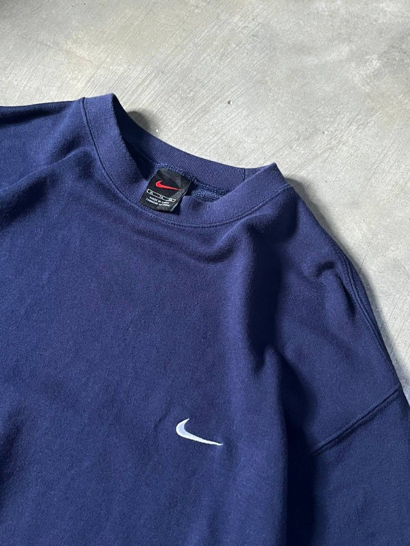 Vintage Nike Sweatshirt (Category: Coats, Jackets and Outerwear) located in Polangui. Submitted by jamessaintlaurent (Listing ID 1469191276, Image 2). Description: MEDIUM TO LARGE FITTINGS W-24 L-28 NO ISSUE GOOD CONDITION.